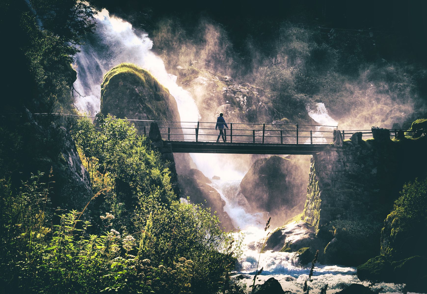 Šetnja pored vodopada (Waterfall walk), Srdjan Kis Bicskei